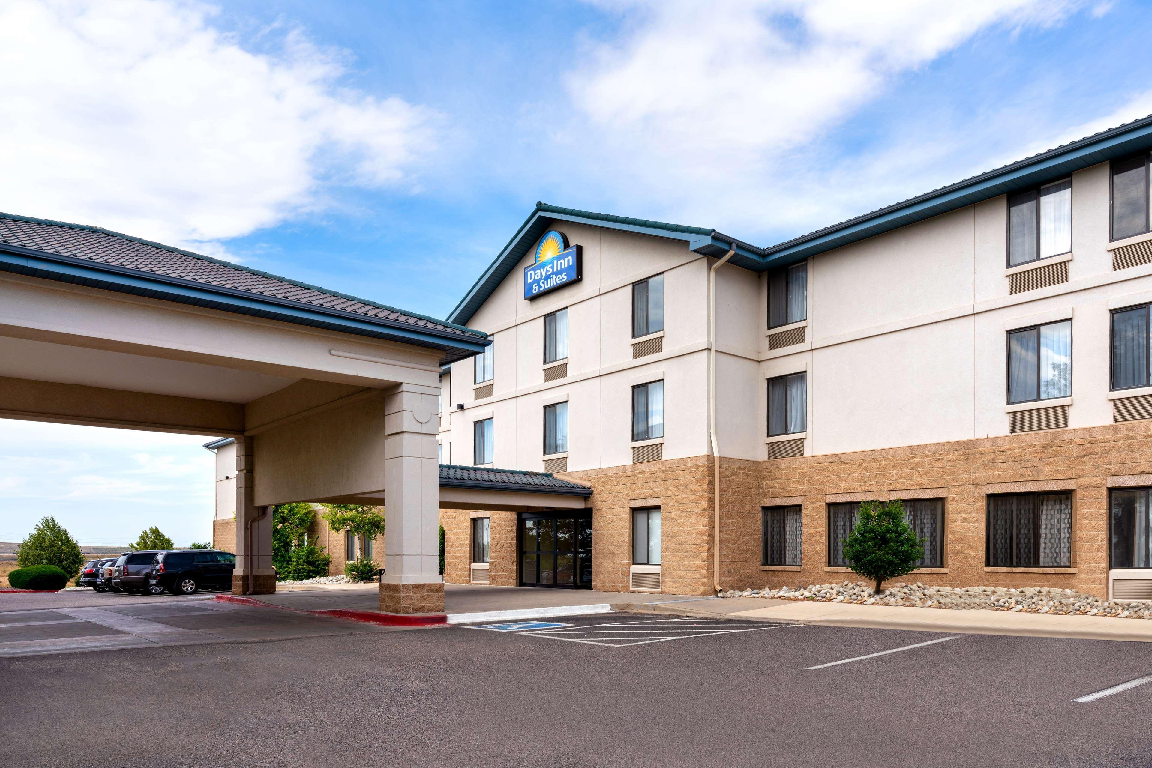 Days Inn & Suites By Wyndham Denver International Airport Exteriör bild