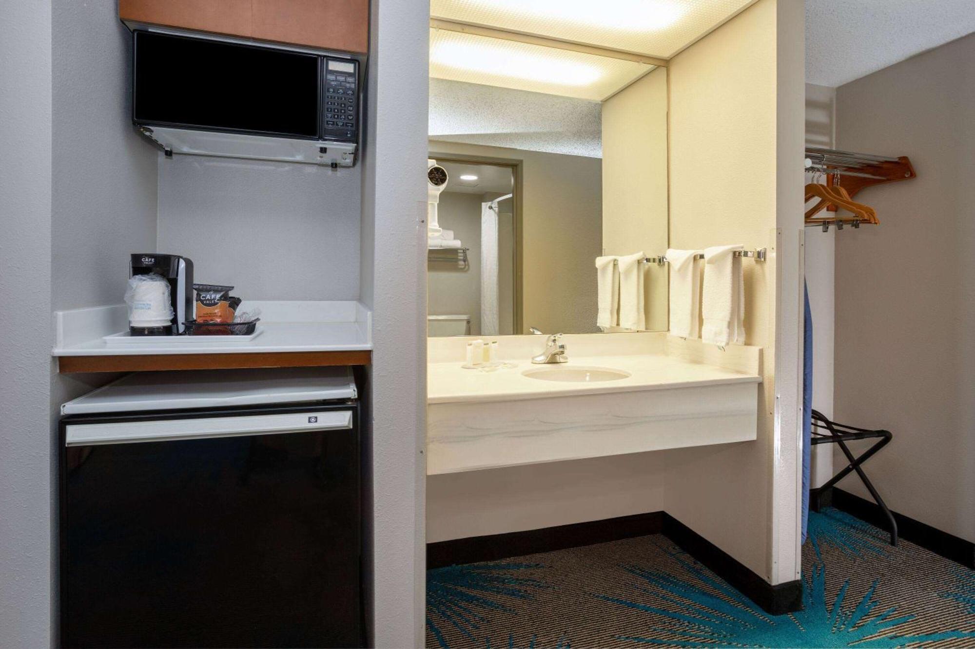 Days Inn & Suites By Wyndham Denver International Airport Exteriör bild