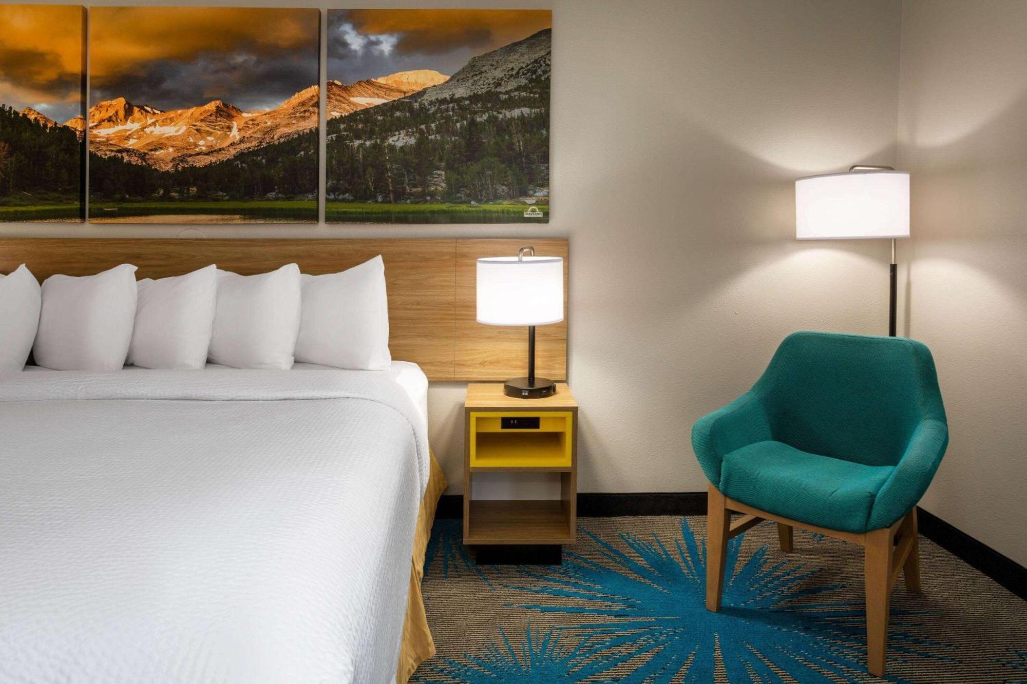 Days Inn & Suites By Wyndham Denver International Airport Exteriör bild