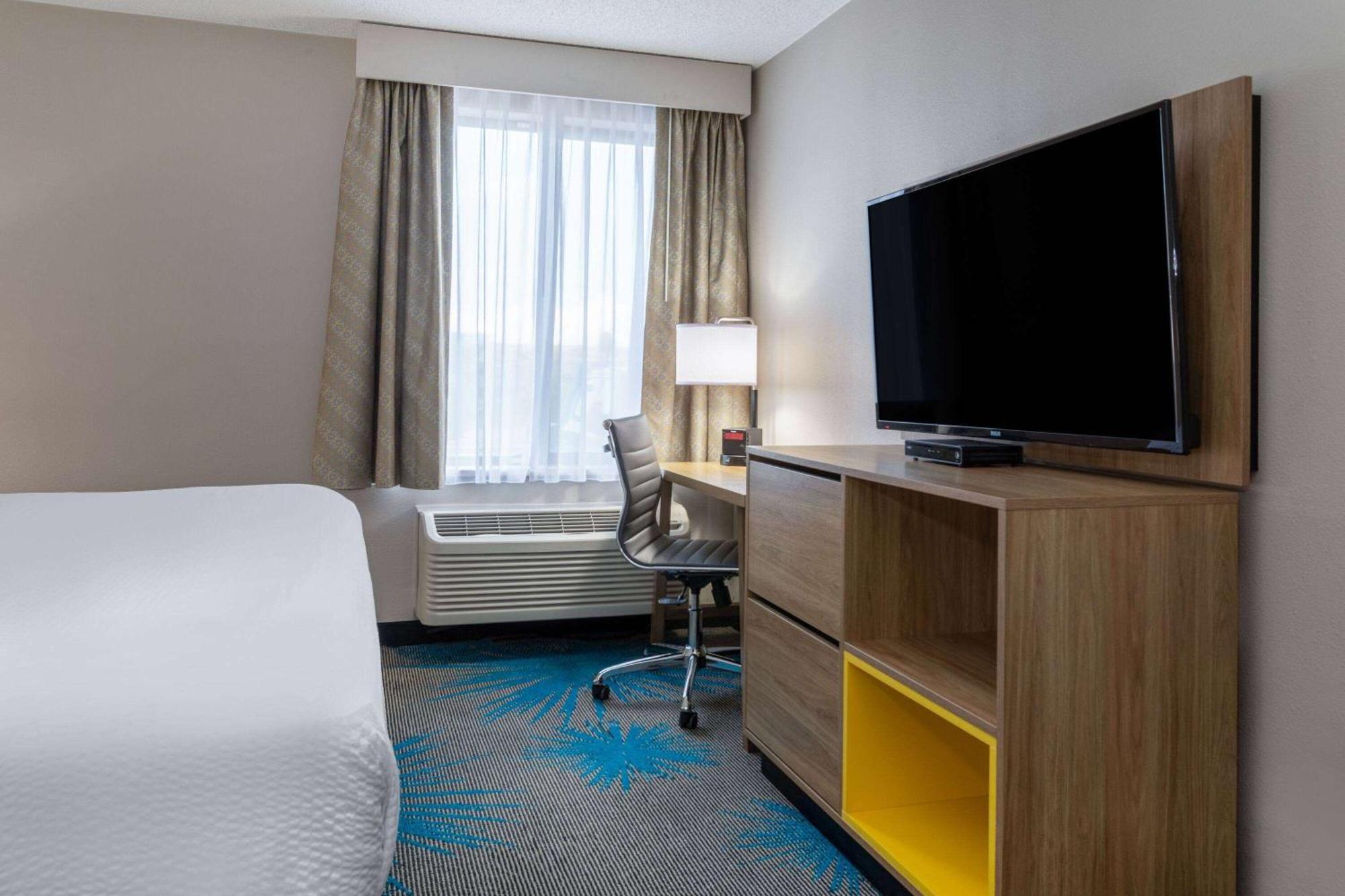 Days Inn & Suites By Wyndham Denver International Airport Exteriör bild
