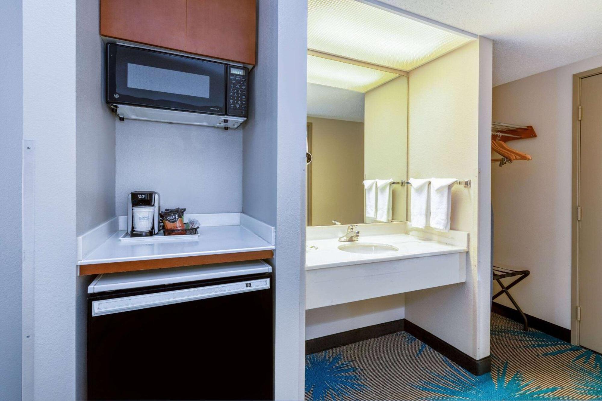 Days Inn & Suites By Wyndham Denver International Airport Exteriör bild