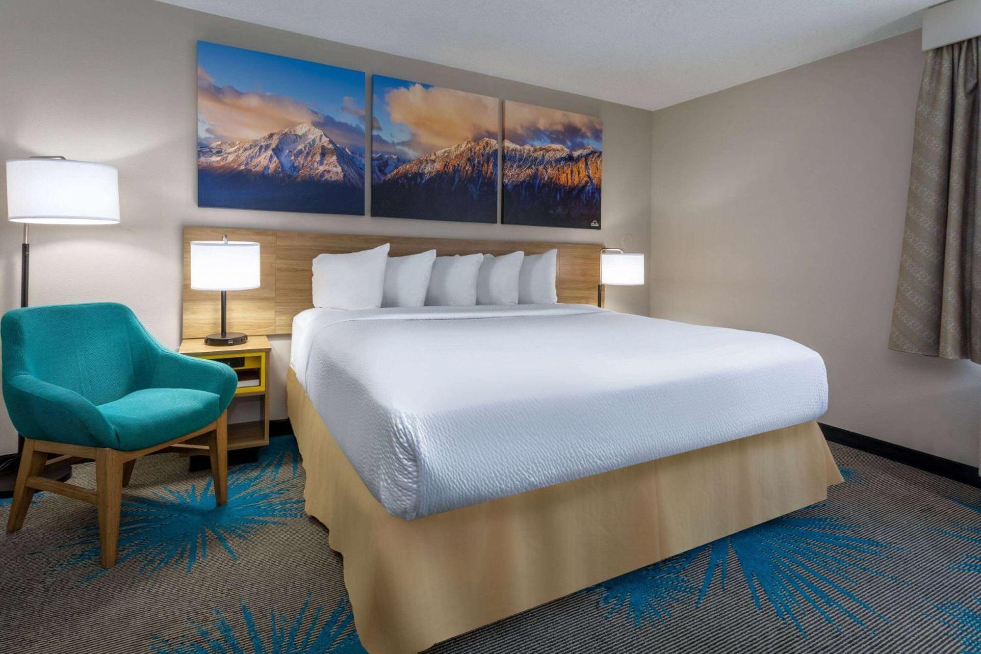Days Inn & Suites By Wyndham Denver International Airport Exteriör bild