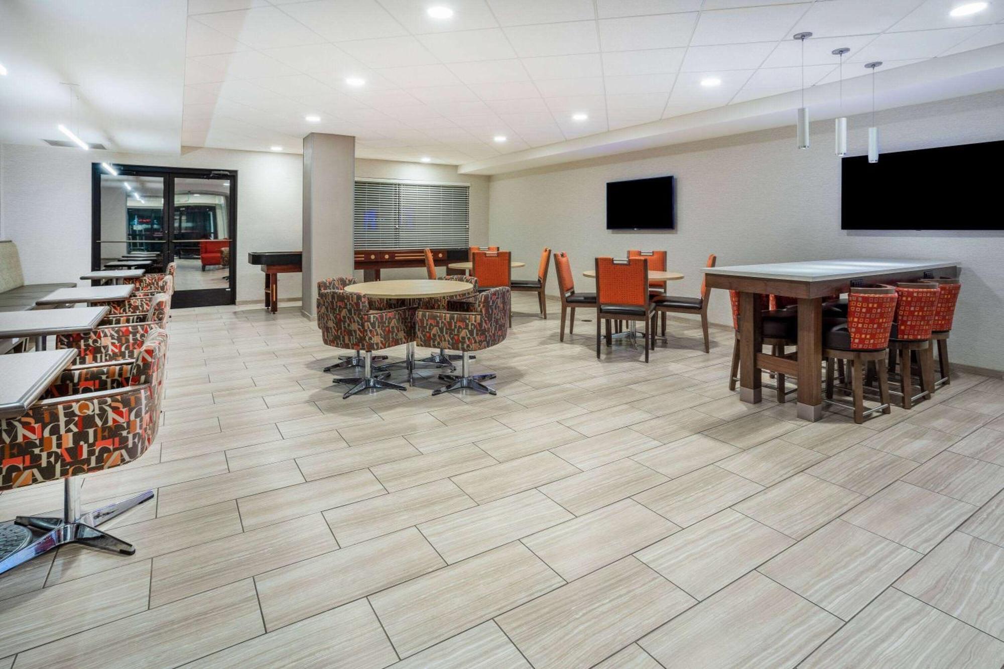 Days Inn & Suites By Wyndham Denver International Airport Exteriör bild