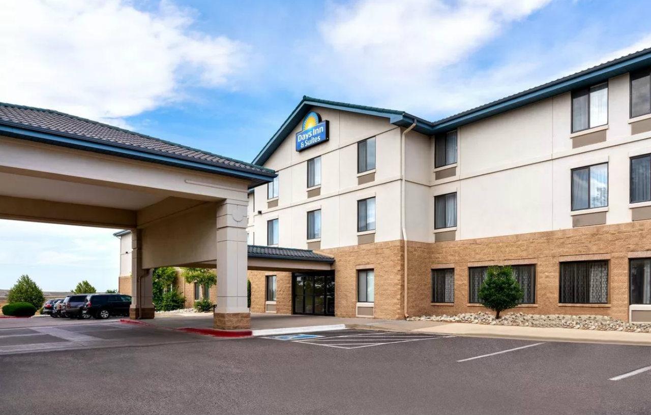 Days Inn & Suites By Wyndham Denver International Airport Exteriör bild